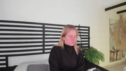 Snapshot of stefannny_ chatting on 02.18.25 Stefanny online show from 02.18.25