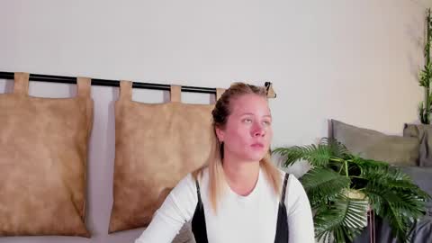 Snapshot of stefannny_ chatting on 02.23.25 Stefanny online show from 02.23.25