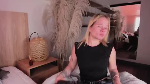 Snapshot of stefannny_ chatting on 03.10.25 Stefanny online show from 03.10.25