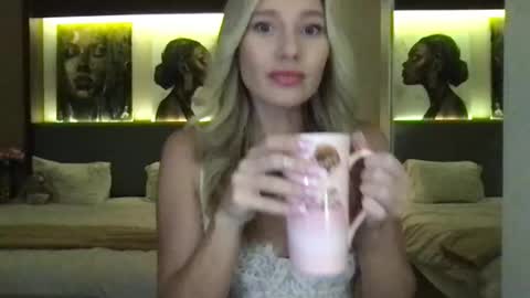 Snapshot of stella_loveu chatting on 09.14.25 Stella online show from 09.14.25
