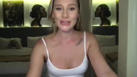 Snapshot of stella_loveu chatting on 09.18.25 Stella online show from 09.18.25