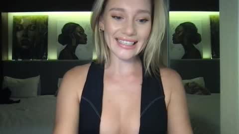 Snapshot of stella_loveu chatting on 10.04.25 Stella online show from 10.04.25