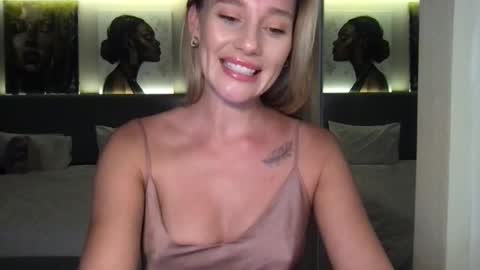 Snapshot of stella_loveu chatting on 10.08.25 Stella online show from 10.08.25