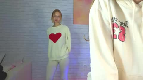 Snapshot of strawberryglow chatting on 11.14.25 Alice and Violetta online show from 11.14.25