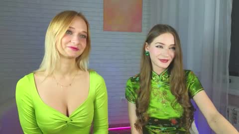 Snapshot of strawberryglow chatting on 11.17.25 Alice and Violetta online show from 11.17.25