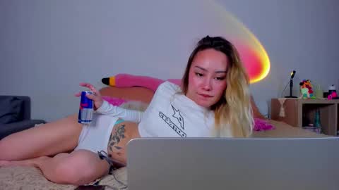 Snapshot of strawberrypie99 chatting on 01.12.26 Tati and Lola online show from 01.12.26