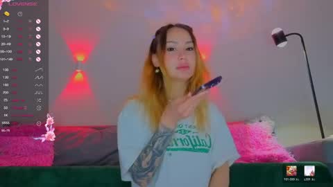 Snapshot of strawberrypie99 chatting on 05.29.26 Tati and Lola online show from 05.29.26