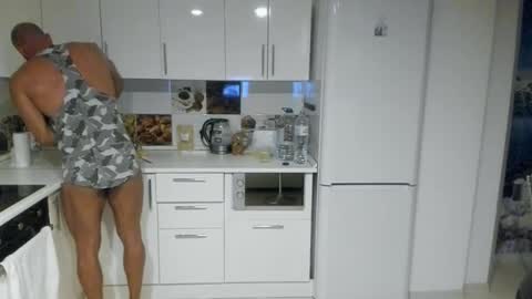 Strong Arni online show from 02.12.25