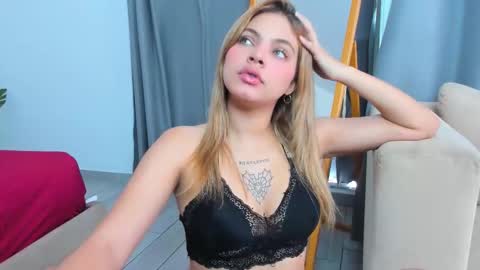 Snapshot of stroong_couple_ chatting on 11.20.25 Strong Couple online show from 11.20.25