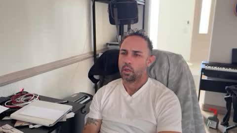 Snapshot of stukeswg chatting on 04.21.26 Simon online show from 04.21.26