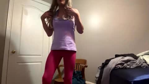 Snapshot of submiss14 chatting on 12.01.25 Sissy Isabella online show from 12.01.25