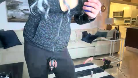 Snapshot of submiss14 chatting on 12.16.25 Sissy Isabella online show from 12.16.25