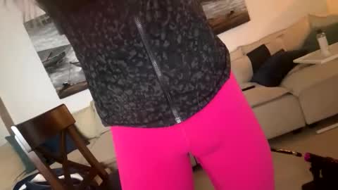 Snapshot of submiss14 chatting on 12.17.25 Sissy Isabella online show from 12.17.25