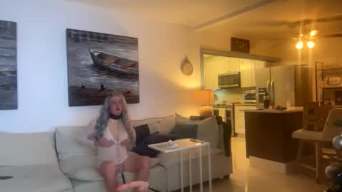 Snapshot of submiss14 chatting on 12.18.25 Sissy Isabella online show from 12.18.25