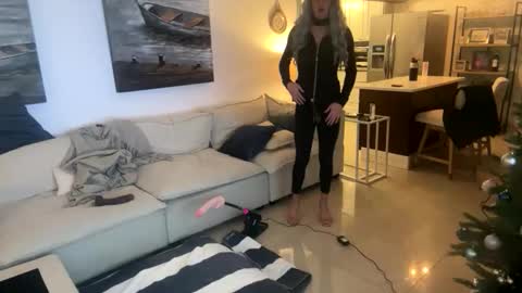 Snapshot of submiss14 chatting on 12.22.25 Sissy Isabella online show from 12.22.25