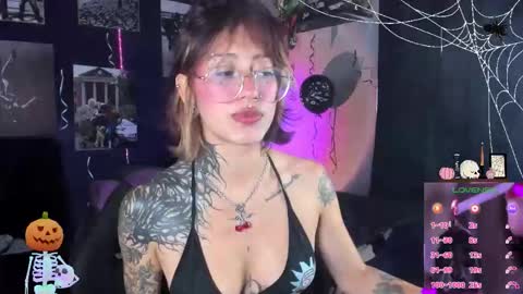 Snapshot of succubus_girl_ chatting on 10.17.25 Alexy online show from 10.17.25