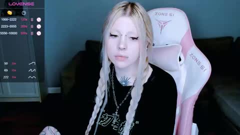 Snapshot of succubus_leslie chatting on 10.04.25 succubus_leslie online show from 10.04.25