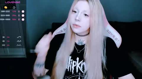 Snapshot of succubus_leslie chatting on 10.24.25 succubus_leslie online show from 10.24.25