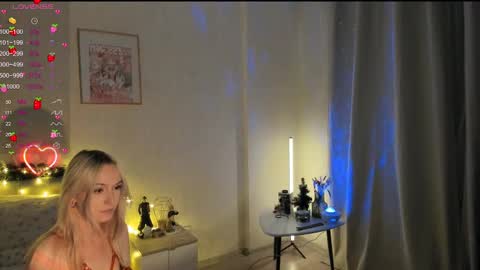 Snapshot of sue_everett chatting on 12.25.24 sue_everett online show from 12.25.24