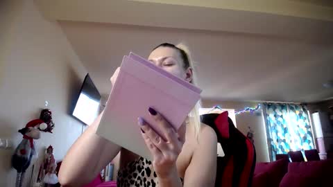 Snapshot of sugar_mayy chatting on 12.20.24 May online show from 12.20.24