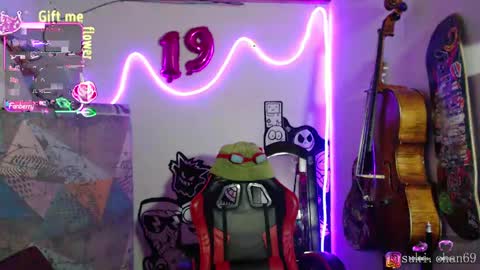 Snapshot of sukichan_ chatting on 09.08.25 Sukylee online show from 09.08.25