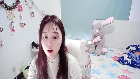 Snapshot of sun_yummy chatting on 02.09.25 Lucis online show from 02.09.25