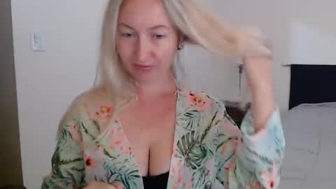 Snapshot of sunbrilliant chatting on 04.07.26 sunbrilliant online show from 04.07.26