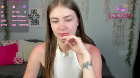Snapshot of sunlight_kiss chatting on 06.28.26 Jessika online show from 06.28.26