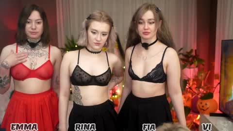 Snapshot of sunnyfia chatting on 10.25.25 Fia  -  TG -  Mia -  Alice -  online show from 10.25.25