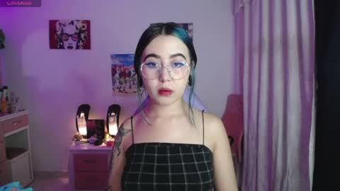 Snapshot of sunset_pienk chatting on 05.18.26 Sunset online show from 05.18.26