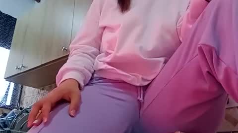 Snapshot of sunshine_days chatting on 11.25.25 Annie online show from 11.25.25