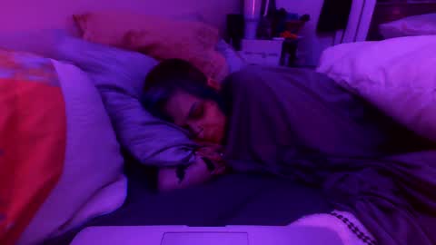 Snapshot of sunshine_mk3 chatting on 09.10.25 UNH1N3 online show from 09.10.25