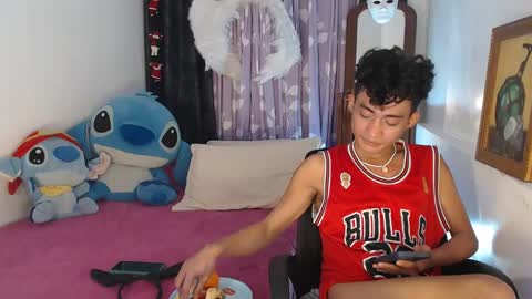 Snapshot of superasian143xx chatting on 02.12.25 GAY online show from 02.12.25