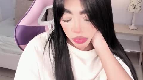 Snapshot of sussie_thompsom chatting on 12.19.25 Sussie Tompsom online show from 12.19.25