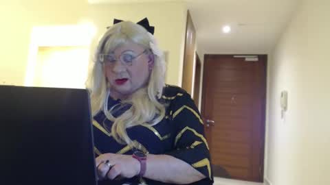 Snapshot of suzannebanci chatting on 05.15.26 My name is Sissy or more fully Suzanna Aprilia Maria Mariquita Catarina Chinita Banci. Soy una puta - que chimba ladybug online show from 05.15.26
