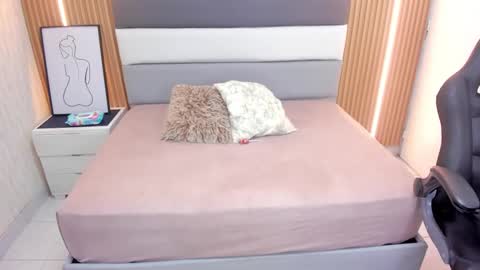 S U Z E T  online show from 02.04.26