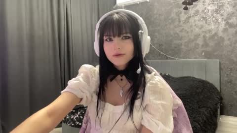 Snapshot of suziebanach chatting on 03.31.26 EmilySuonn online show from 03.31.26