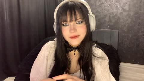 Snapshot of suziebanach chatting on 04.07.26 EmilySuonn online show from 04.07.26