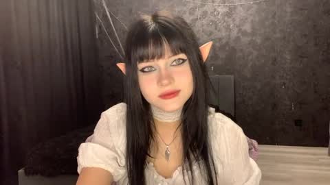 Snapshot of suziebanach chatting on 05.06.26 EmilySuonn online show from 05.06.26