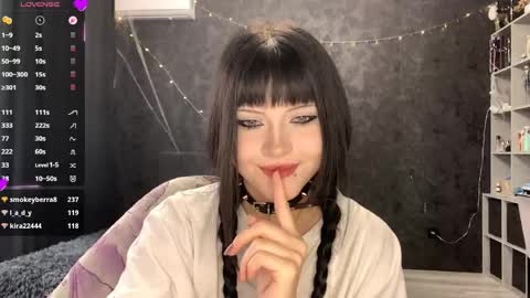 Snapshot of suziebanach chatting on 05.12.26 EmilySuonn online show from 05.12.26