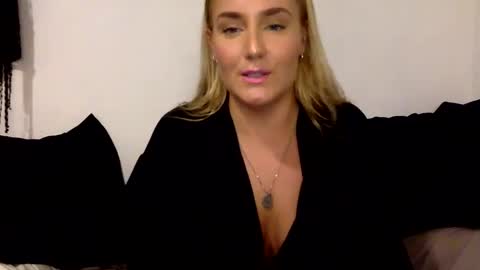 Snapshot of swedish_candii chatting on 01.18.25 Swedish Candii online show from 01.18.25