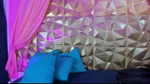  emmili  online show from 01.04.25