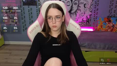 Snapshot of sweet_frosty chatting on 09.30.25 Alice online show from 09.30.25