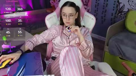 Snapshot of sweet_frosty chatting on 10.20.25 Alice online show from 10.20.25