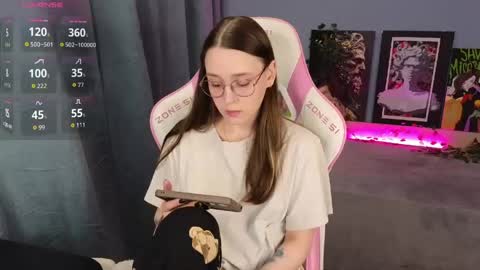 Snapshot of sweet_frosty chatting on 04.19.26 Alice online show from 04.19.26