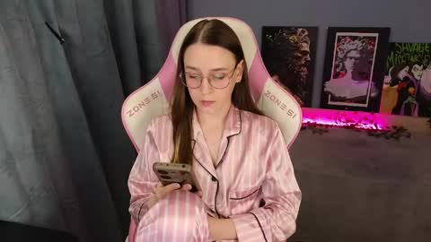 Snapshot of sweet_frosty chatting on 05.04.26 Alice online show from 05.04.26