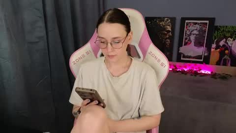 Snapshot of sweet_frosty chatting on 05.24.26 Alice online show from 05.24.26