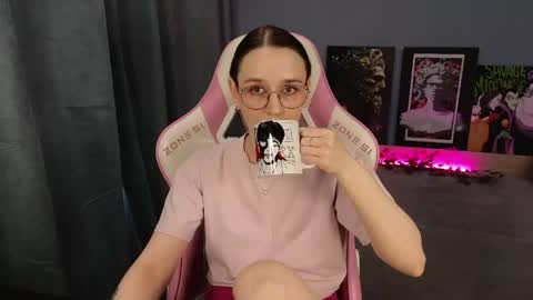 Snapshot of sweet_frosty chatting on 05.27.26 Alice online show from 05.27.26