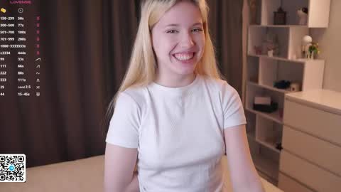 Snapshot of sweet_lily_1 chatting on 05.15.26 Lily online show from 05.15.26