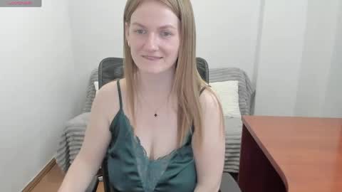Snapshot of sweet_melody_of_ur_heart chatting on 05.05.26 Mila online show from 05.05.26